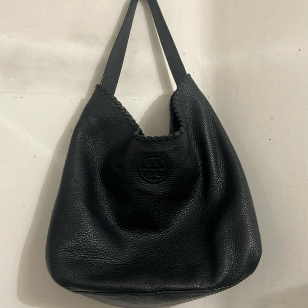 Beautiful Tory Burch bag. This bag is in perfect condition inside and out.